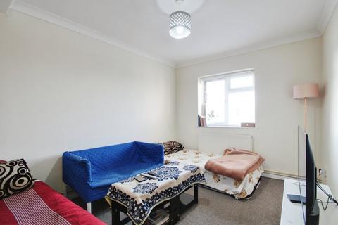 2 bedroom flat to rent, Meadfield Road, Slough SL3