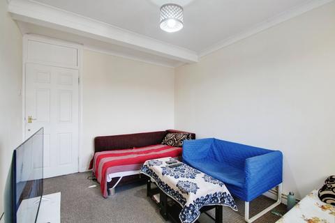 2 bedroom flat to rent, Meadfield Road, Slough SL3