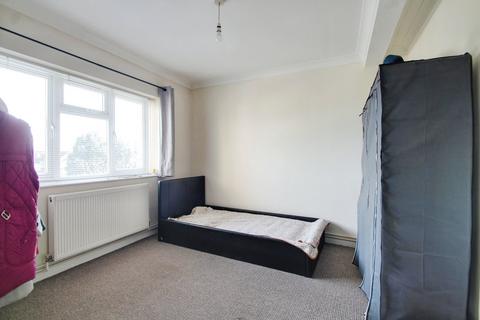 2 bedroom flat to rent, Meadfield Road, Slough SL3