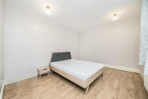 Studio to rent, Queen's Gate, London SW7