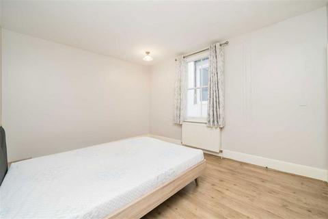 Studio to rent, Queen's Gate, London SW7