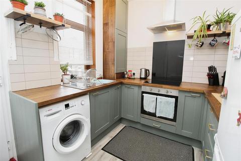 18 Bartle Place, Bradford, BD7 4PX