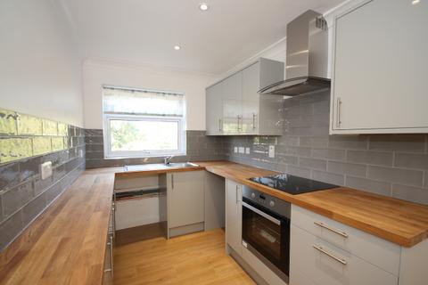 2 bedroom flat to rent, Woking GU22