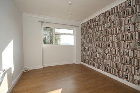 2 bedroom flat to rent, Woking GU22