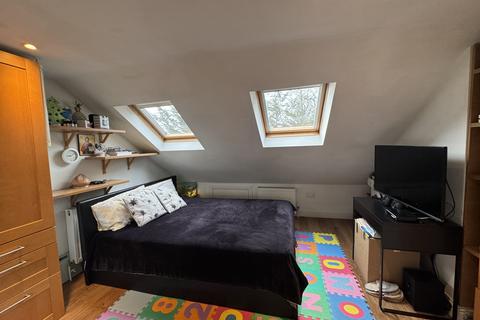 Studio to rent, Great North Way, London NW4