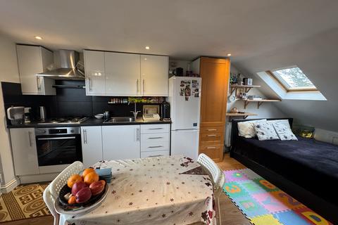 Studio to rent, Great North Way, London NW4