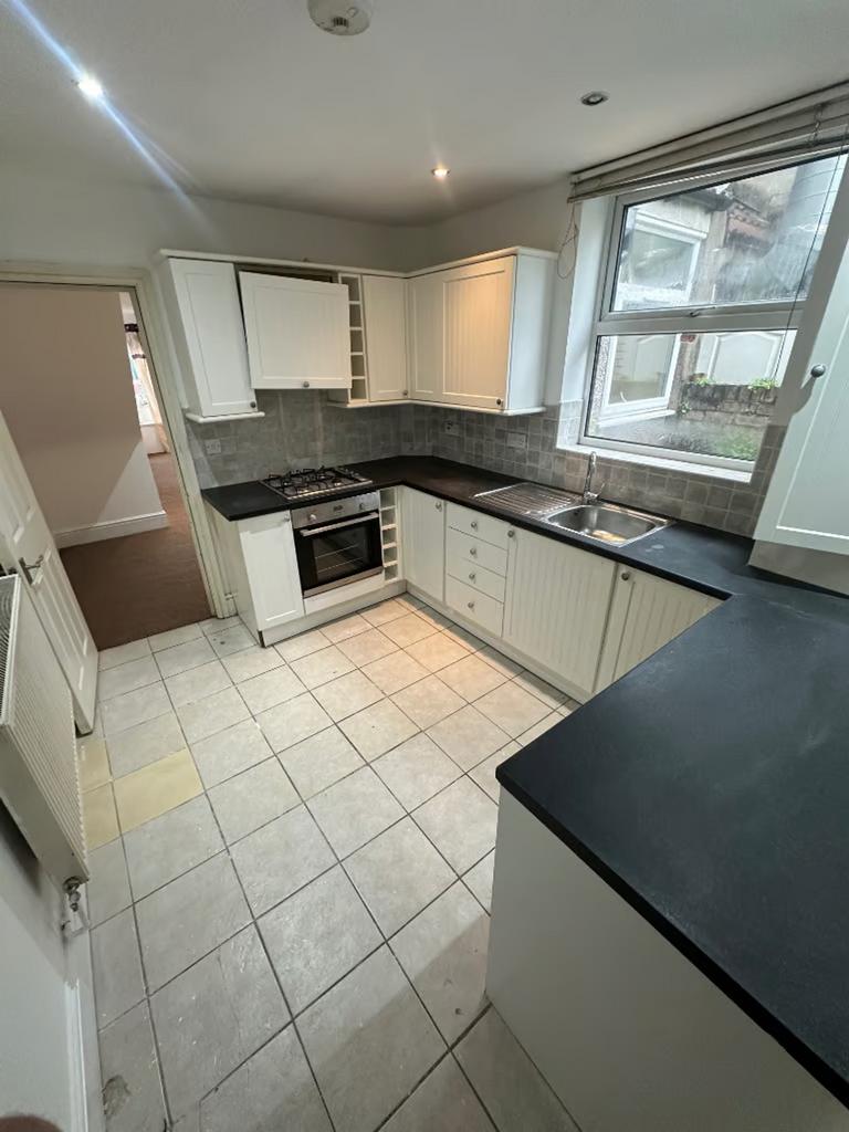 A bright and spacious kitchen with modern appli...