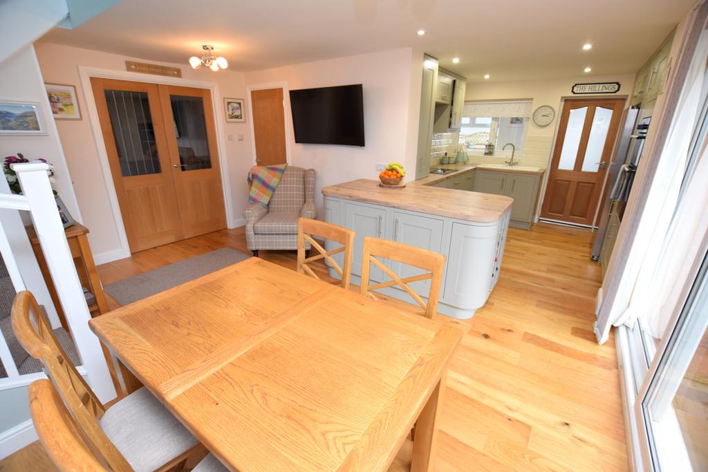 Open plan kitchen & dining room