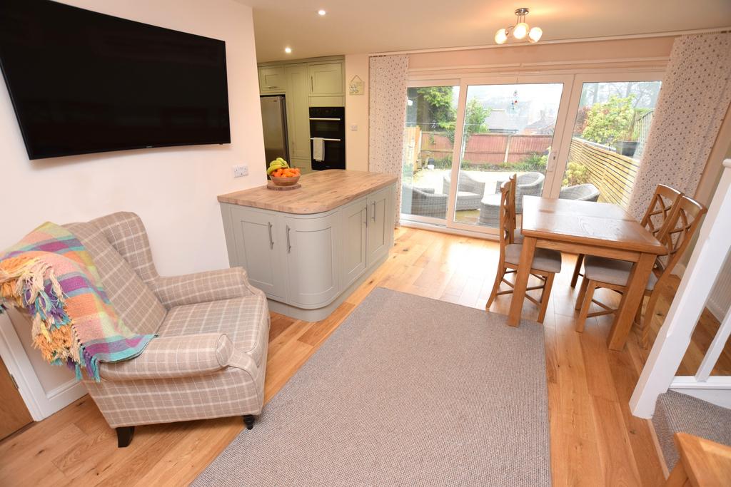 Open plan kitchen & dining room