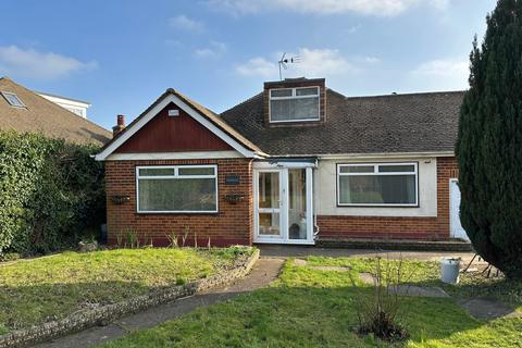 2 bedroom detached bungalow to rent, Dumpton Park Drive, Broadstairs, CT10