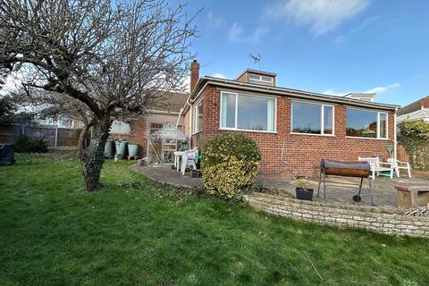 2 bedroom detached bungalow to rent, Dumpton Park Drive, Broadstairs, CT10