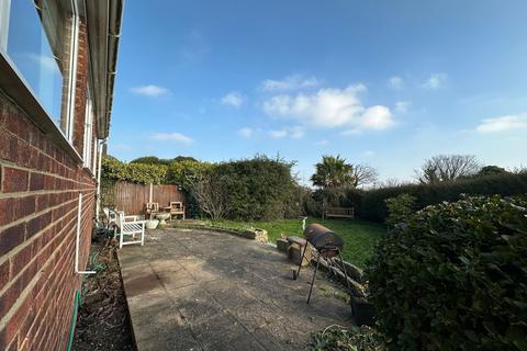 2 bedroom detached bungalow to rent, Dumpton Park Drive, Broadstairs, CT10