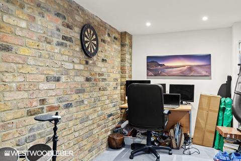 18 Burn Side, Hoddesdon, EN11 8PG