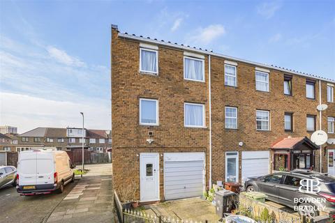 3 bedroom end of terrace house for sale, Barberry Close, Romford