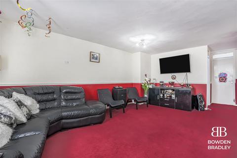 3 bedroom end of terrace house for sale, Barberry Close, Romford