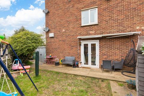 3 bedroom flat for sale, Avalon Court, Horley RH6