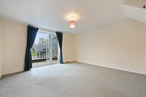 1 bedroom ground floor flat for sale, Avenue Gardens, Acton