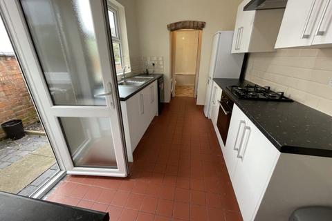 4 bedroom terraced house to rent, Lytham Road, Leicester LE2