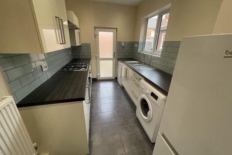 3 bedroom terraced house to rent, Ullswater Street, Leicester LE2