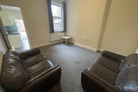 3 bedroom terraced house to rent, Ullswater Street, Leicester LE2