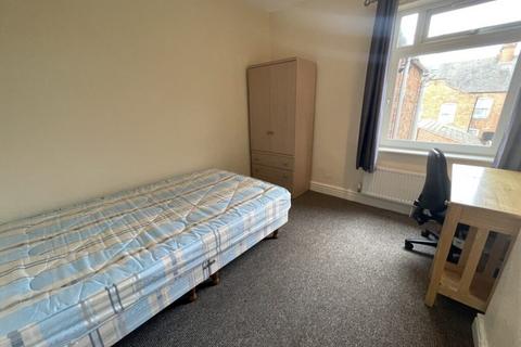 3 bedroom terraced house to rent, Ullswater Street, Leicester LE2