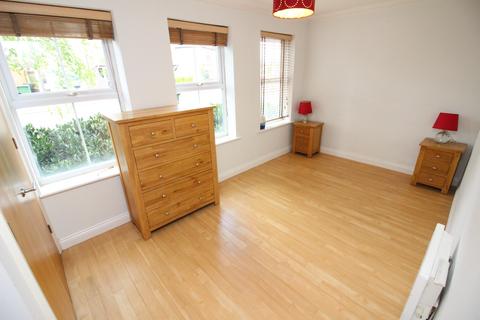 2 bedroom ground floor flat for sale, Longfellow Road, Worcester Park KT4