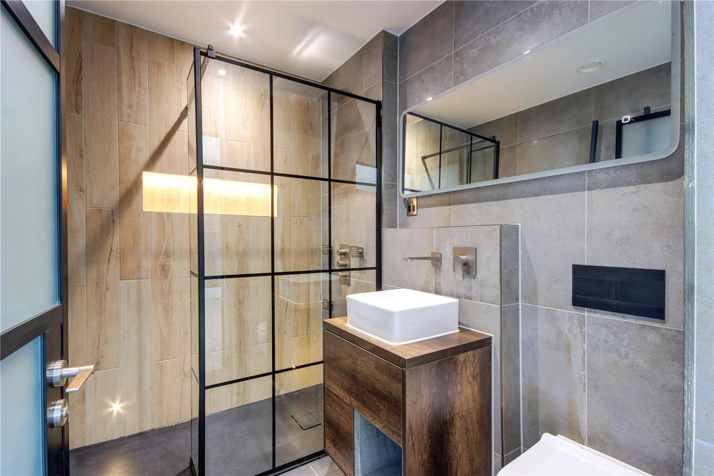 Apt 13 Ensuite