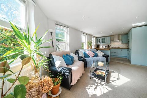 3 bedroom flat for sale, Orville Road, Battersea, London, SW11