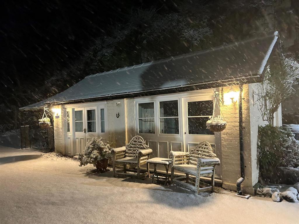 Bungalow in the snow.jpg