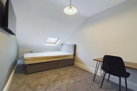 6 bedroom maisonette to rent, Lonsdale Terrace, Newcastle Upon Tyne