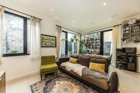 3 bedroom house for sale, Anton Street, London E8