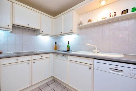 Hampton Court, Rotherhithe, London, SE16