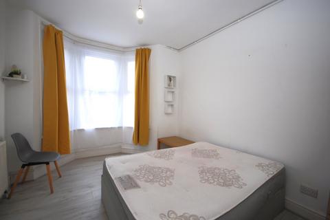 2 bedroom flat to rent, Albany Road, Elephant & Castle SE5