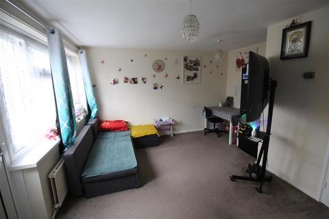 2 bedroom flat for sale, Kildare Close, Bordon