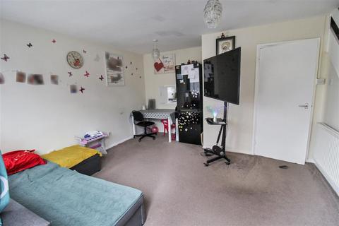 2 bedroom flat for sale, Kildare Close, Bordon