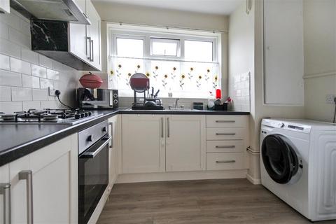 2 bedroom flat for sale, Kildare Close, Bordon