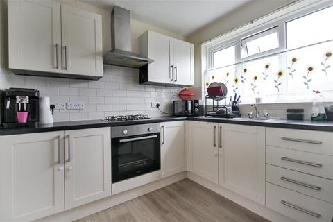 2 bedroom flat for sale, Kildare Close, Bordon