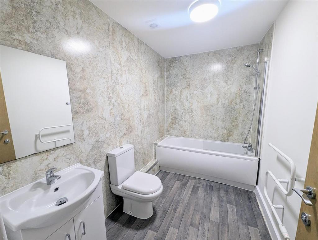 Flat 1 Bathroom