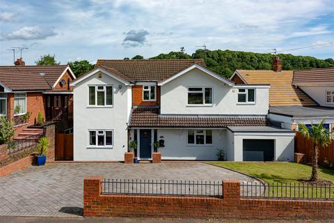 82 Station Road, Wombourne, Wolverhampton, WV5 9EN