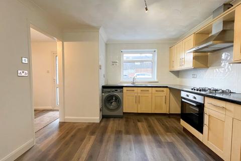 3 bedroom terraced house to rent, Elmtree Way, Bristol BS15