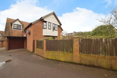 3 bedroom detached house for sale, Faversham Avenue, Enfield EN1