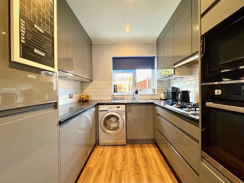 Kitchen 2.jpg