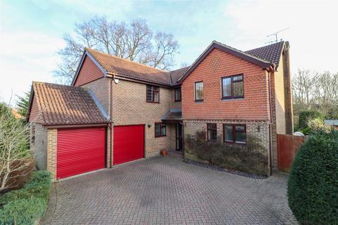 5 bedroom detached house for sale, Daphne Drive, Church Crookham GU52