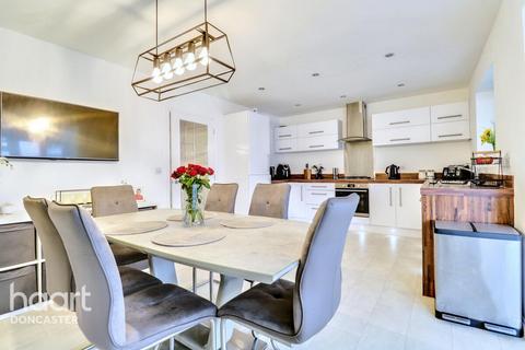 121 Heatherfields Crescent, New Rossington, Doncaster, DN11 0TY