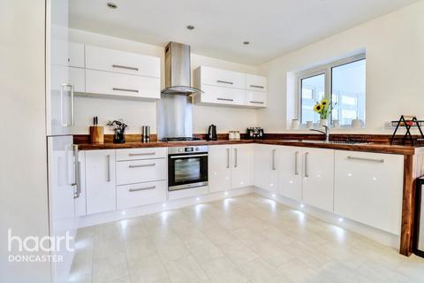 121 Heatherfields Crescent, New Rossington, Doncaster, DN11 0TY
