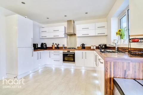 121 Heatherfields Crescent, New Rossington, Doncaster, DN11 0TY