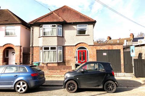 3 bedroom detached house to rent, Euston Avenue, Watford, WD18