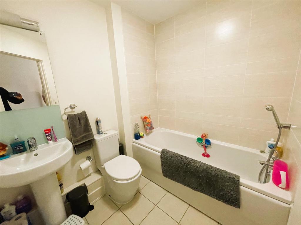 11 Brunswick Place bathroom.jpeg