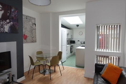 4 bedroom terraced house to rent, Chilworth Street, Manchester M14