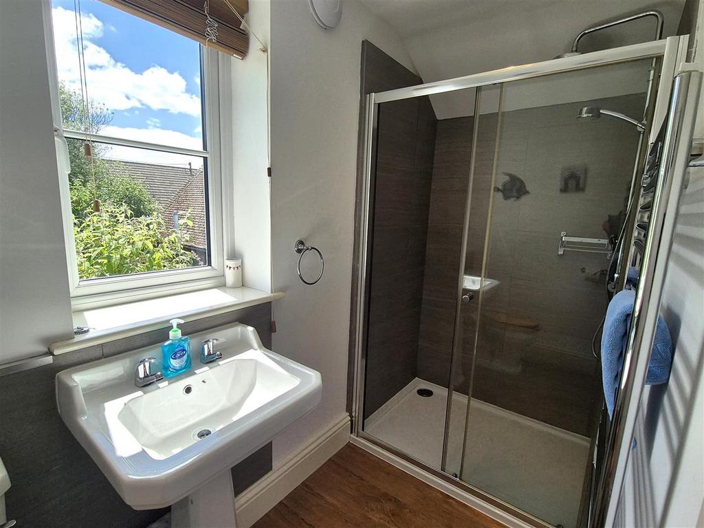 Double bedroom en suite.jpg